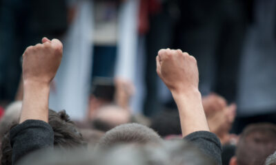 Ruke u zraku na prosvjedima
