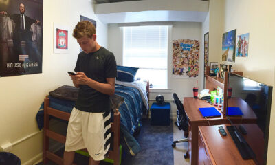 Student u sobi piše poruku na mobitel