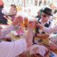 Oktoberfest posjetitelji nazdravljaju pivom