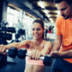 Žena i muškarac vježbaju u fitness centru