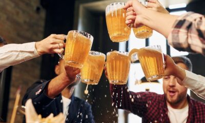 Grupa prijatelja nazdravlja pivom