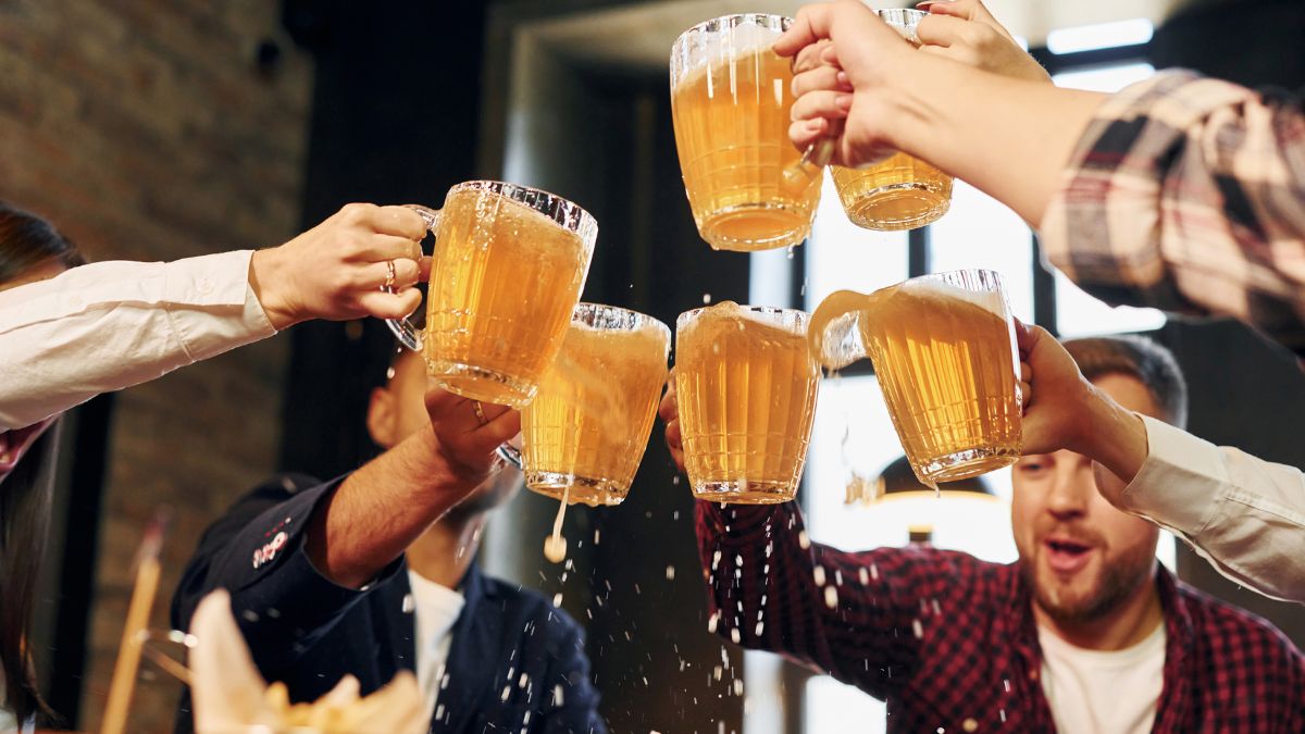 Grupa prijatelja nazdravlja pivom