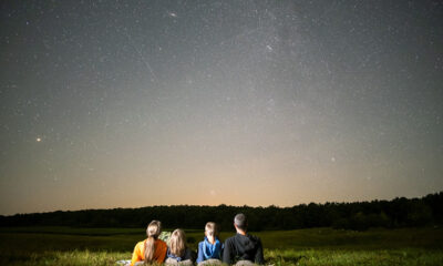 obitelj gleda u zvjezdano nebo