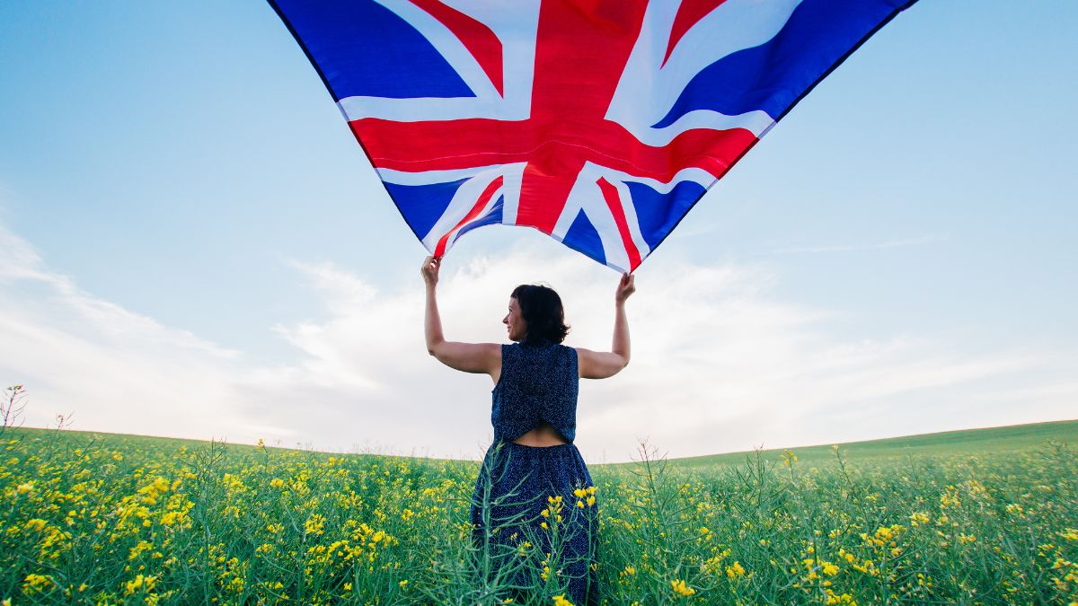 Žena nosi britansku zastavu