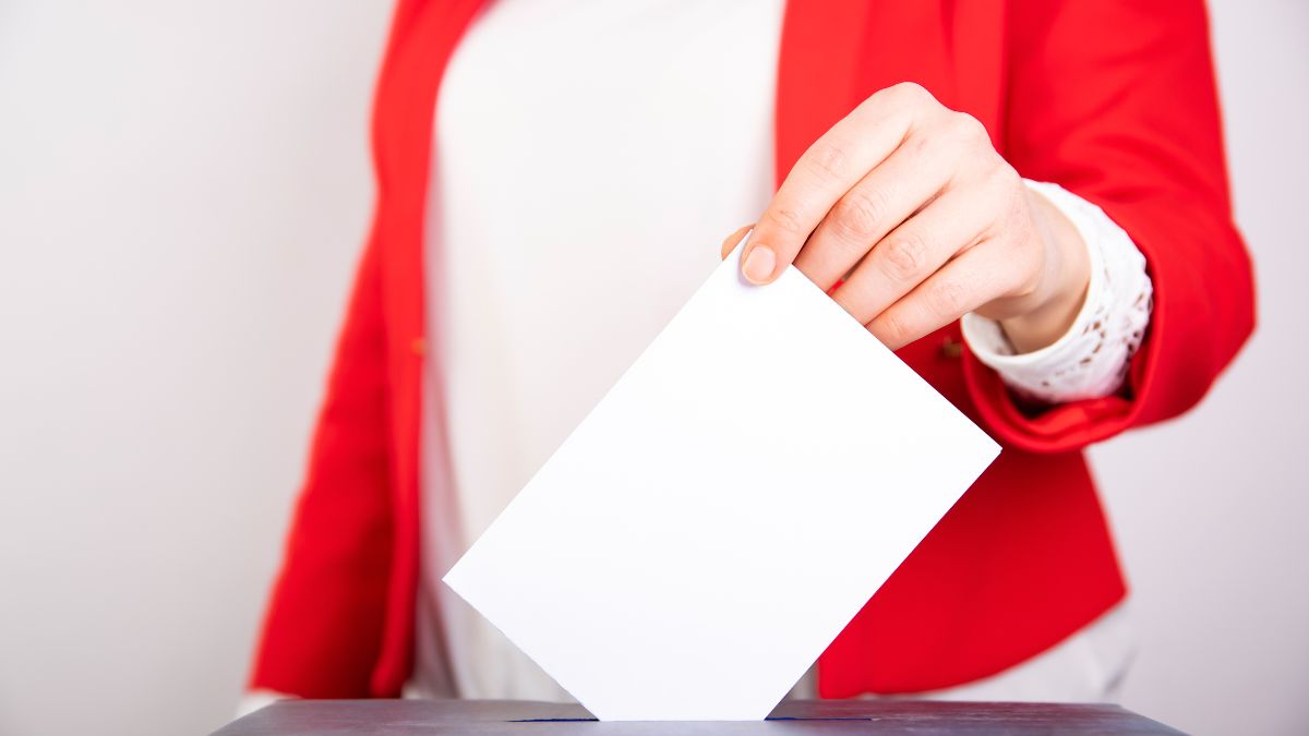 Žena ubacuje glasački listić u kutiju