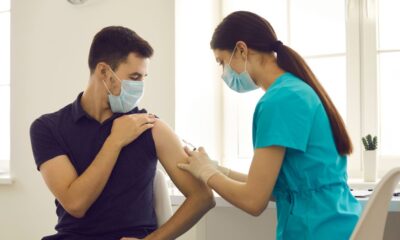 Medicinska sestra daje vakcinu muskarcu