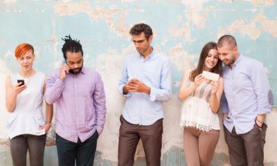 Grupa mladih ljudi koristi mobitele