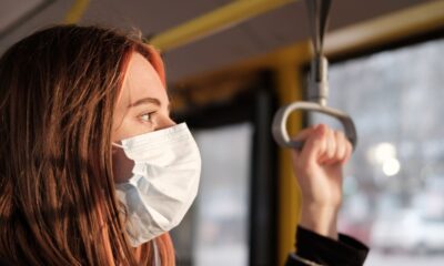 zenska osoba nosi masku u javnom prijevozu