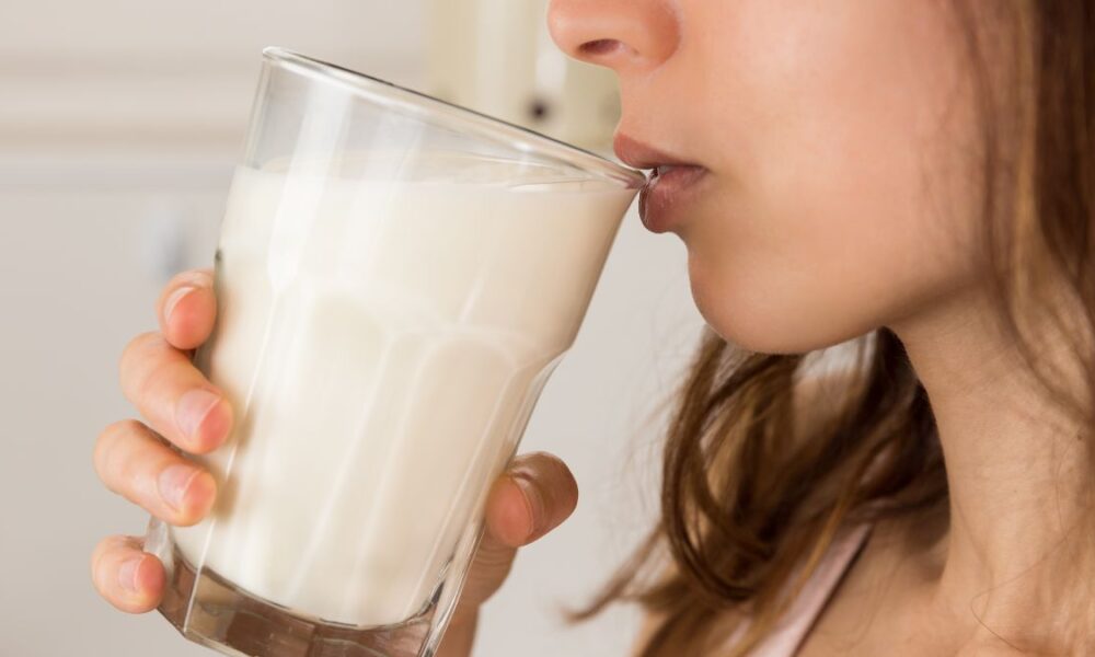 Žena pije mlijeko iz čaše
