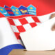 Glasački listić i kutija pored hrvatske zastave