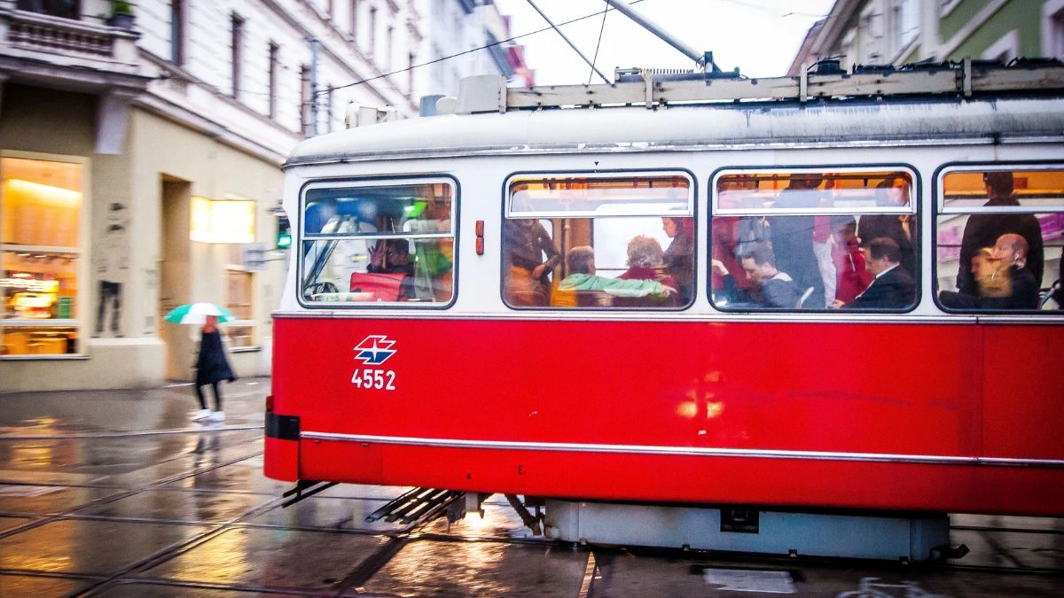 Crveni tramvaj u Beču