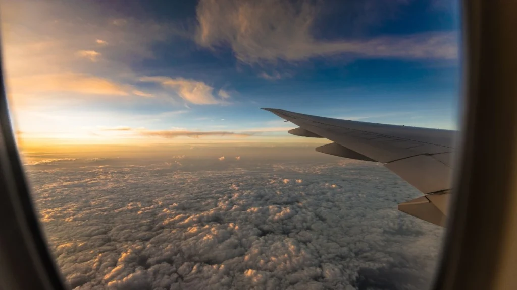 Pogled iz avionske kabine na suncem obasjano nebo