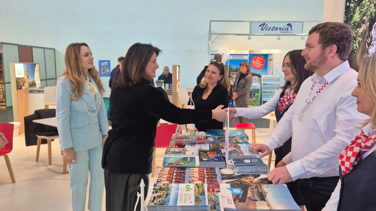 Bavarska ministrica Kaniber se rukuje sa djelatnicima na standu HTZ na sajmu FREE u Munchenu