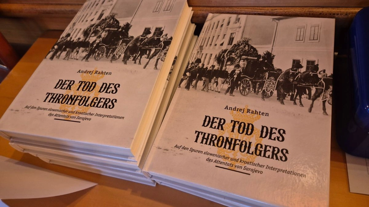 Primjerci knjige Der Tod des Thronfolgers Andreja Rahtena složeni na stolu tijekom promocije u Münchenu