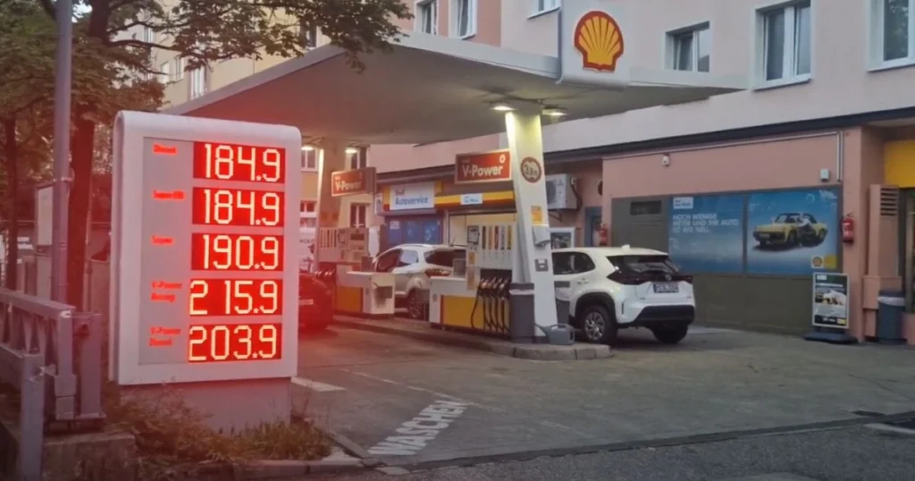 Benzinska postaja u Njemačkoj s prikazom cijena goriva na digitalnoj tabli