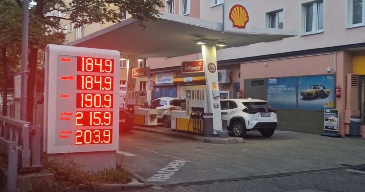 Benzinska postaja u Njemačkoj s prikazom cijena goriva na digitalnoj tabli