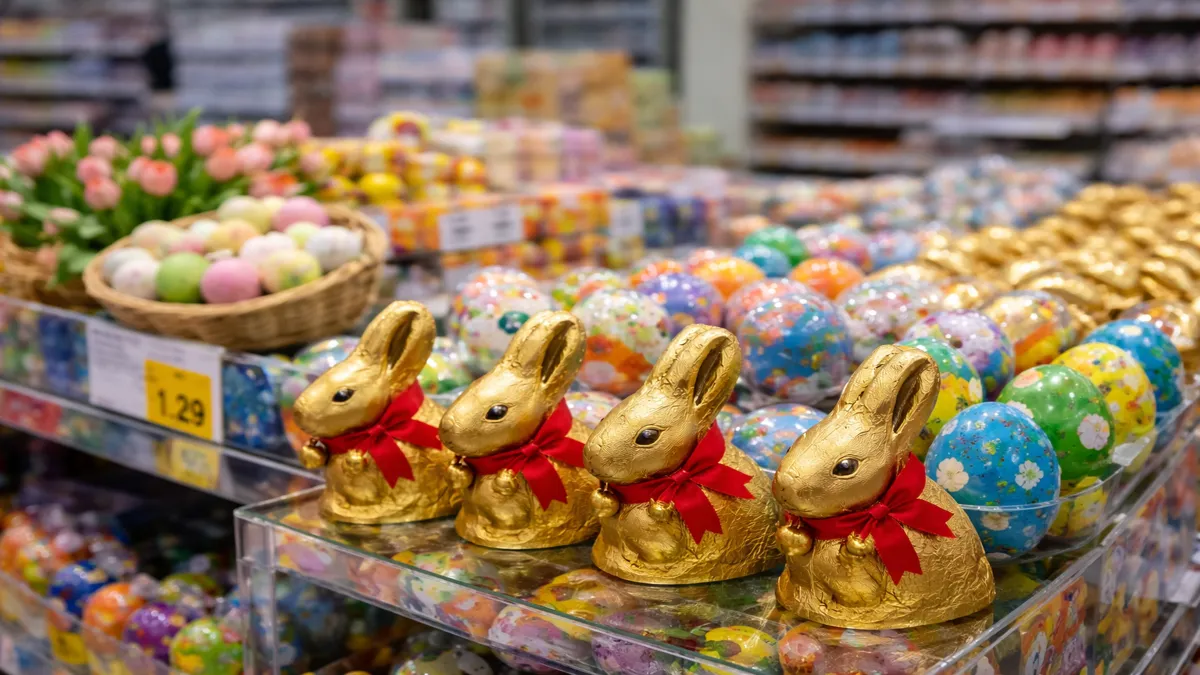Uskrsni proizvodi u trgovini uključuju čokoladne zečeve i šarena jaja na policama