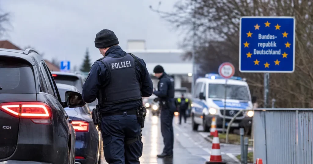 Policijska kontrola na njemačkoj granici uz provjeru vozila tijekom pojačanih mjera migracijske politike