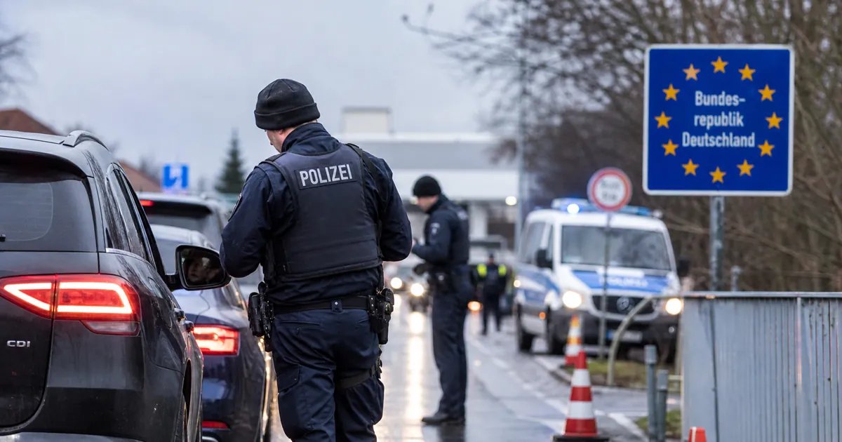 Policijska kontrola na njemačkoj granici uz provjeru vozila tijekom pojačanih mjera migracijske politike