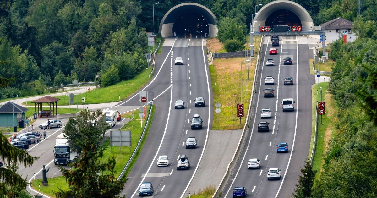 Promet na autocesti ispred cestovnih tunela tijekom ljetne turističke sezone.