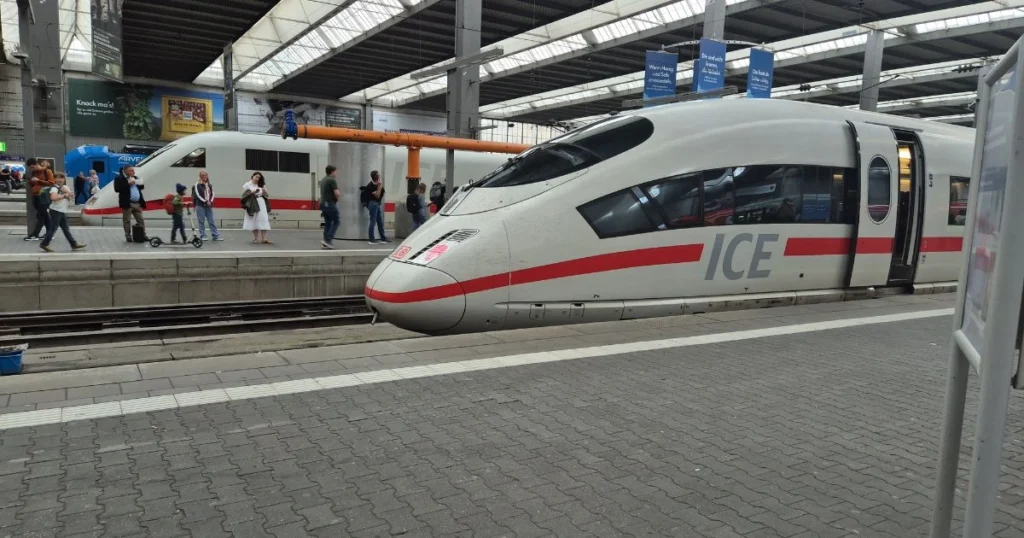ICE vlak Deutsche Bahna na kolodvoru u Njemačkoj tijekom ukrcaja putnika.