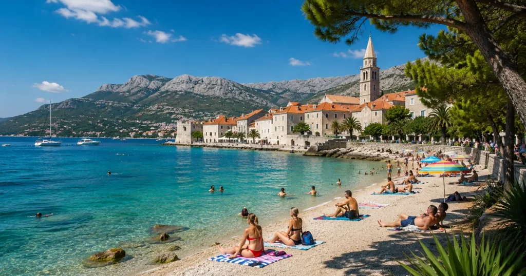Ljetni prizor hrvatske obale s kristalno čistim Jadranskim morem, kupačima na plaži i sunčanim vremenom.