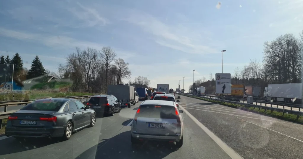 Kolona vozila na njemačkoj autocesti tijekom početka ljetnih školskih praznika u Bavarskoj.