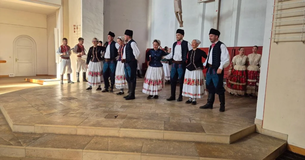 Hrvatski folkloraši HKUD-a Prigorec Markuševec nastupaju tijekom Večeri hrvatske baštine i folklora u Lutherkirche u Münchenu.