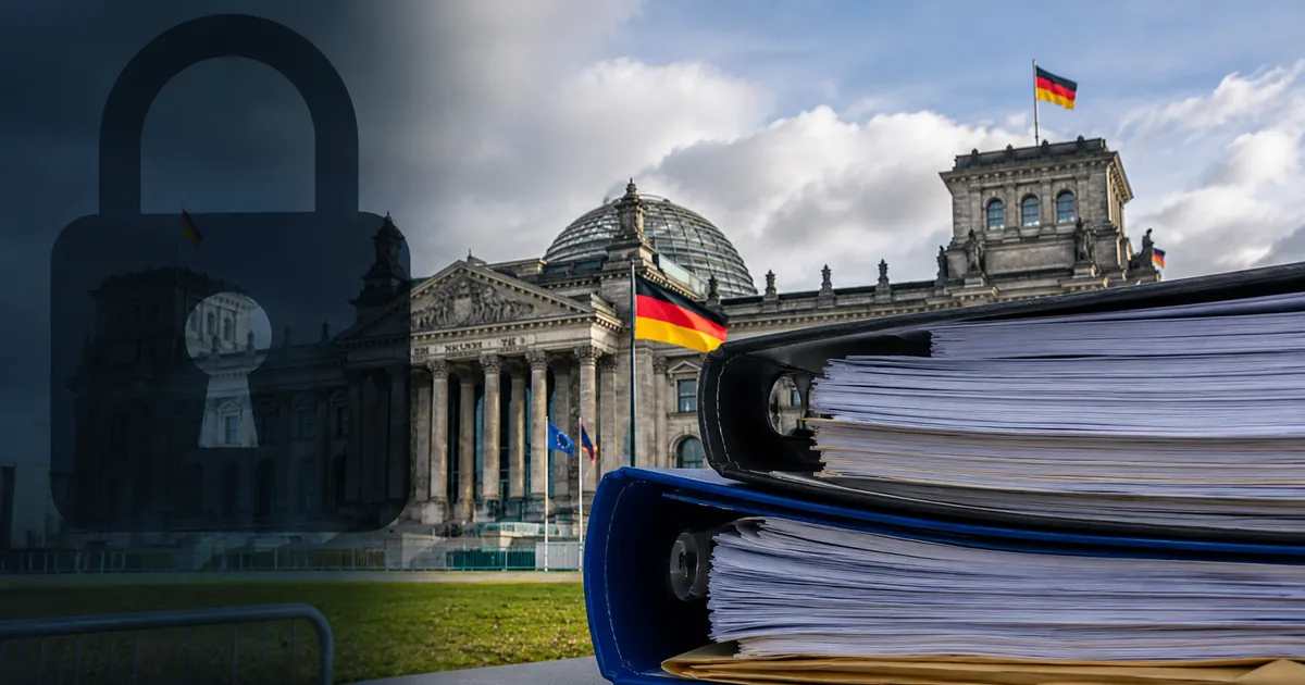 Reichstag i registratori s dokumentima simboliziraju planirane izmjene njemačkog Zakona o slobodi pristupa informacijama.