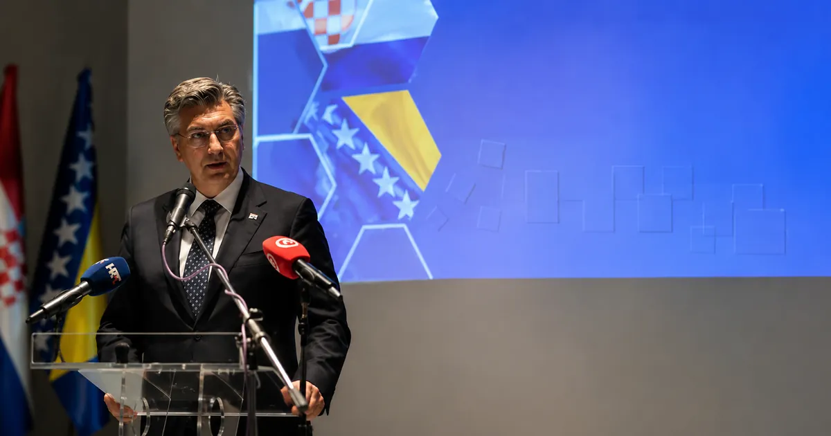 Andrej Plenković govori na svečanosti dodjele ugovora za potporu Hrvatima u Bosni i Hercegovini u Orašju.