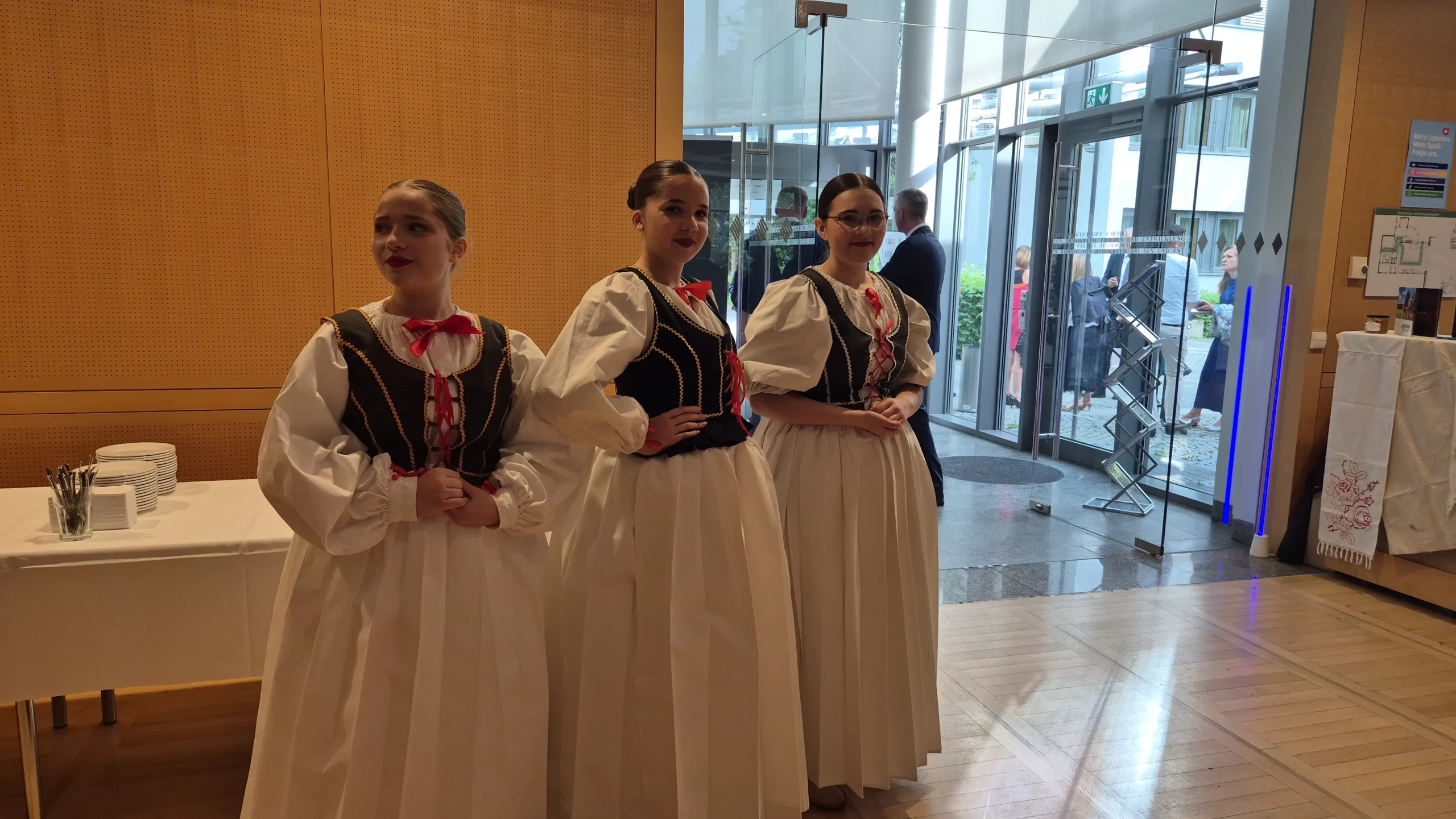Djevojke u hrvatskim narodnim nošnjama na kulturnom događaju posvećenom hrvatskom folkloru