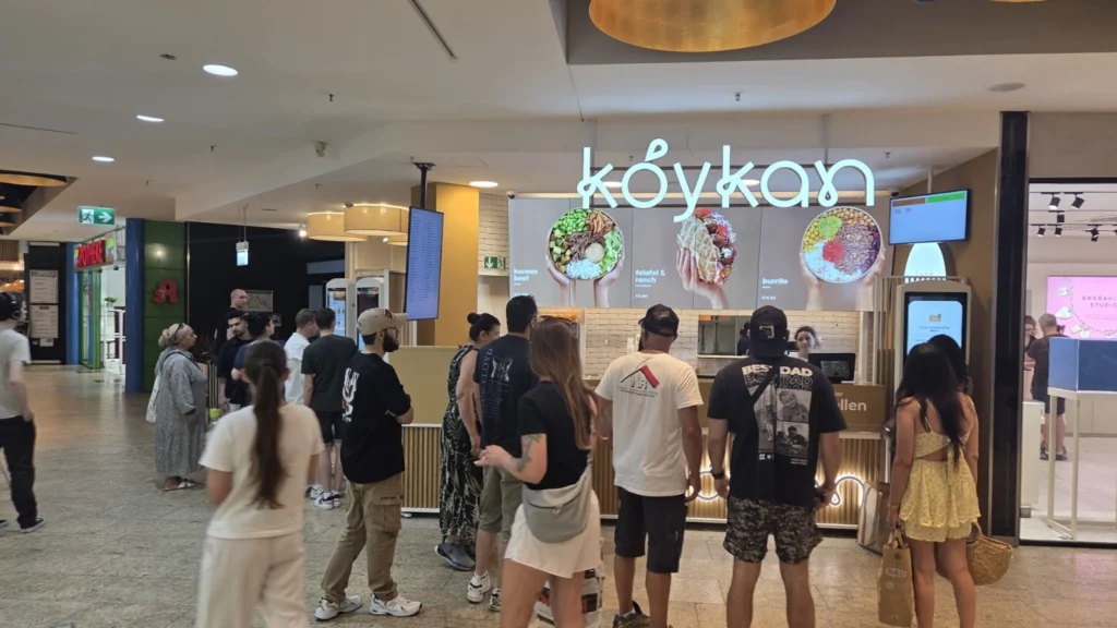 Koykan restoran u trgovačkom centru PEP u Münchenu s gostima na terminalima za naručivanje