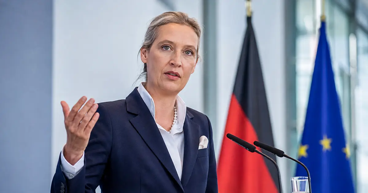 Alice Weidel tijekom političkog obraćanja uz zastave Njemačke i Europske unije