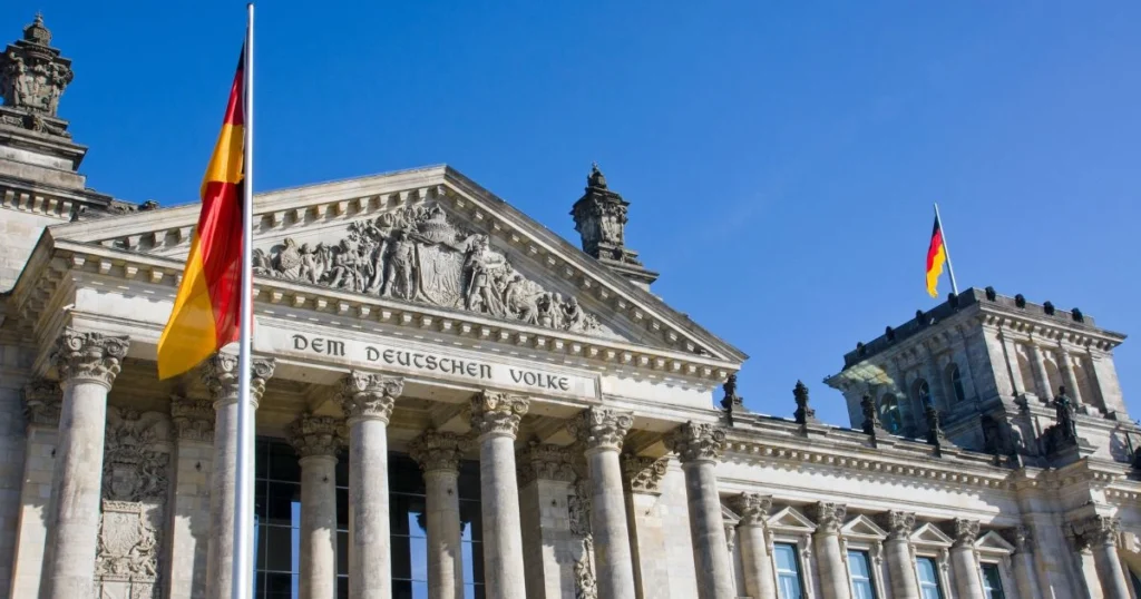 Zgrada Bundestaga u Berlinu s njemačkim zastavama