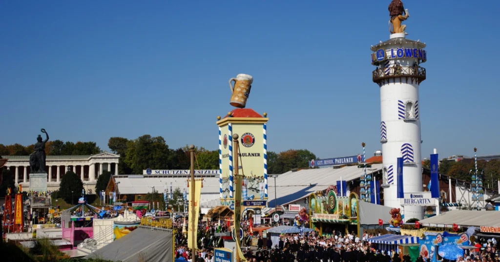 Oktoberfest u Münchenu na Theresienwiese s velikim pivskim šatorima i prepoznatljivim tornjevima