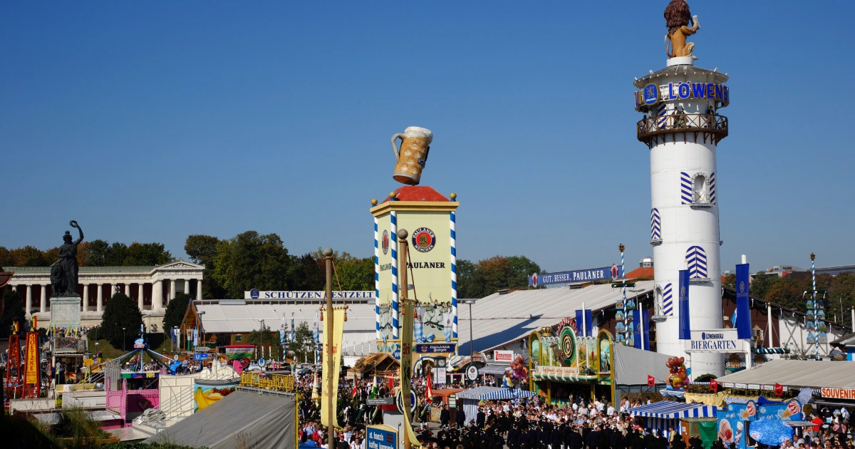 Oktoberfest u Münchenu na Theresienwiese s velikim pivskim šatorima i prepoznatljivim tornjevima