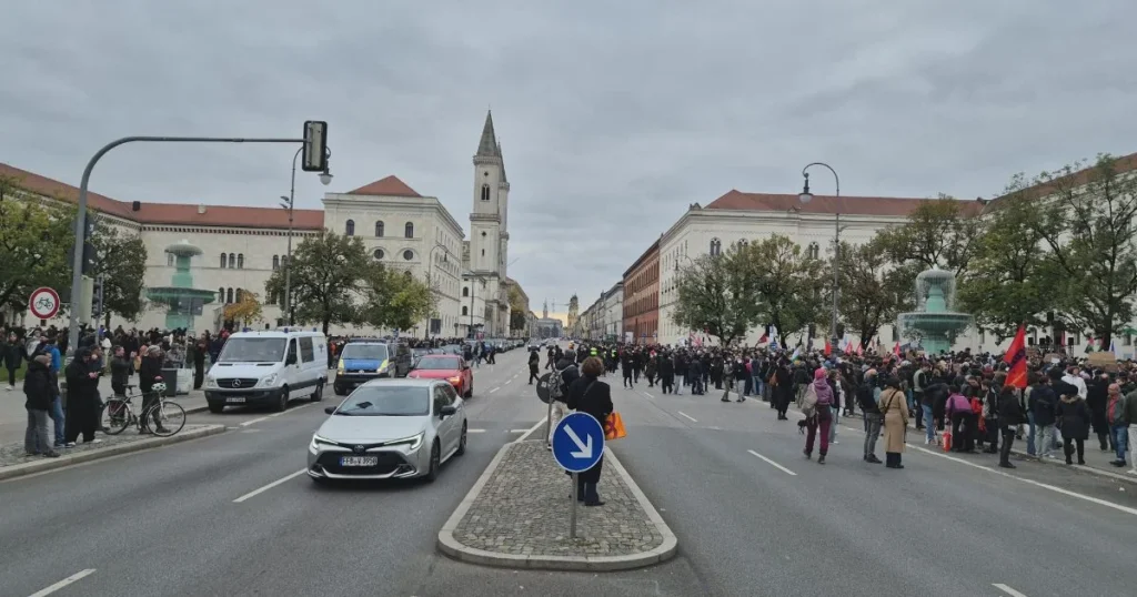 Prosvjedi mladih u Münchenu 31. listopada 2026. na Geschwister-Scholl-Platzu, uz policijsku prisutnost.