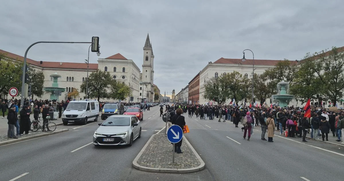 Prosvjedi mladih u Münchenu 31. listopada 2026. na Geschwister-Scholl-Platzu, uz policijsku prisutnost.