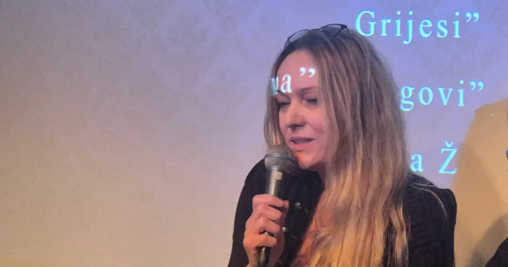 Marijana Dokoza govori u mikrofon tijekom književnog predstavljanja