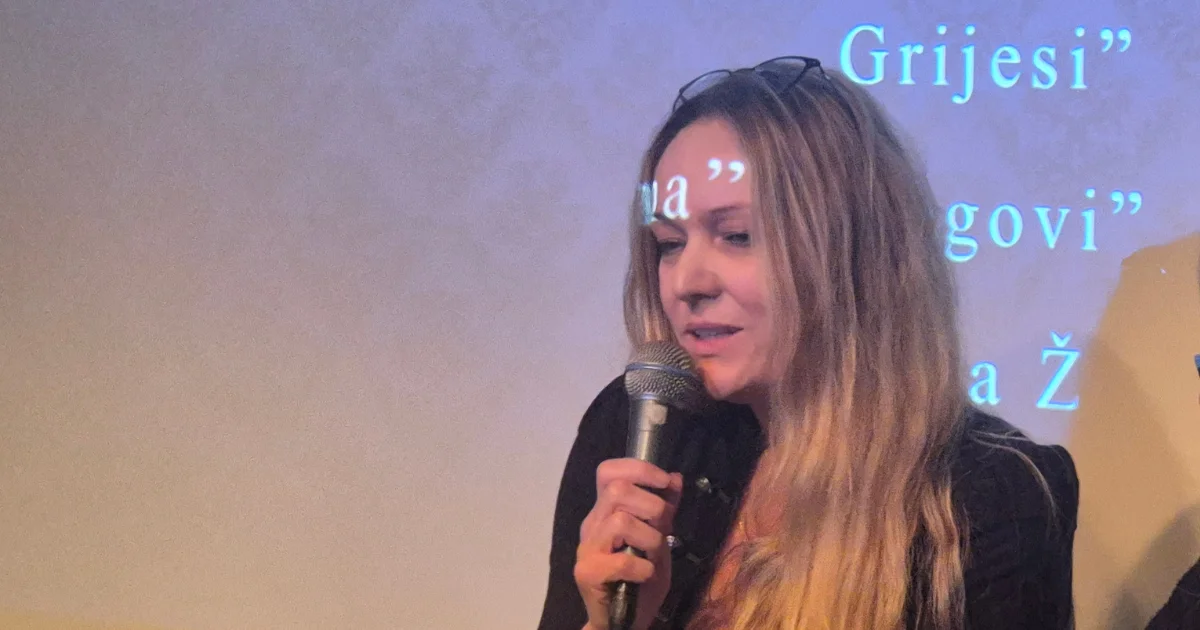 Marijana Dokoza govori u mikrofon tijekom književnog predstavljanja