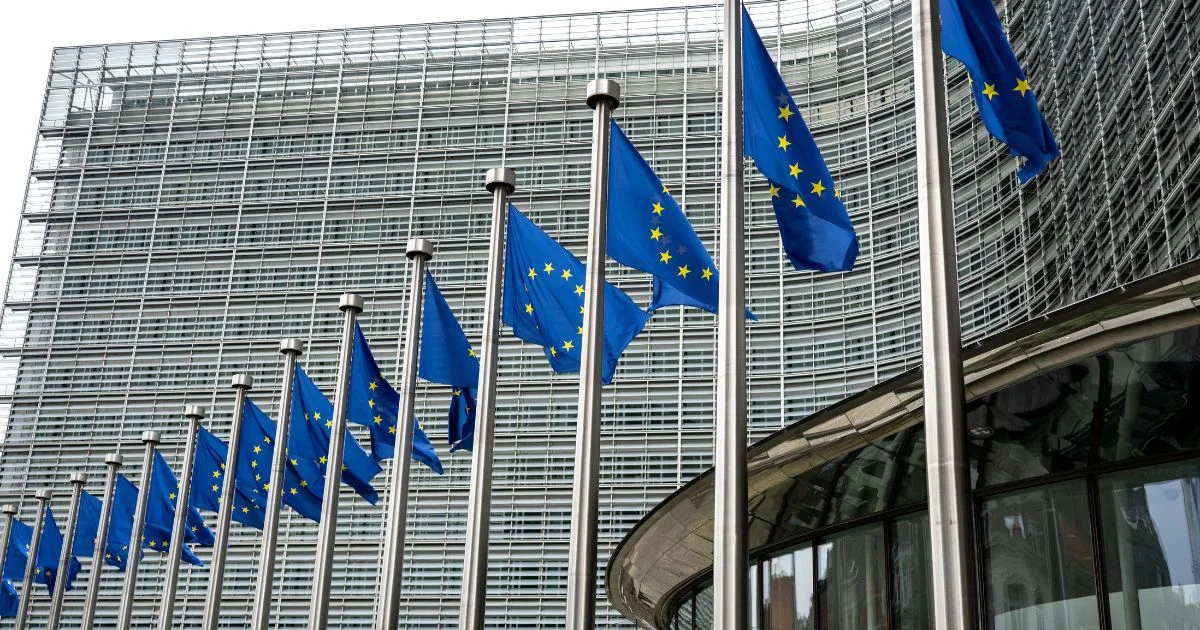 Zastave Europske unije ispred sjedišta Europske komisije u Bruxellesu, uoči važnih političkih i proračunskih pregovora.