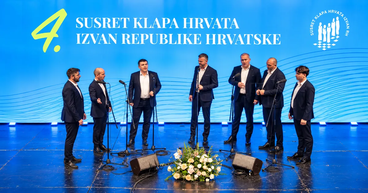 Klapa nastupa na pozornici tijekom Susreta klapa Hrvata izvan Republike Hrvatske u Splitu